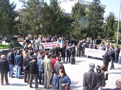 <p><font face="arial,helvetica,sans-serif" size="2">YSK bu kararını herhangi bir yasal&nbsp; d&uuml;zenlemeye dayandıramadığı i&ccedil;in 2007 yılında verdiği m&uuml;nferit bir kararına istinaden yayınlamıştır. Mevcut Anayasa ve yasalarda, se&ccedil;imlerde sandık başında&nbsp; g&ouml;rev yapacak vatandaşların kıyafetlerini tanımlayan bir h&uuml;k&uuml;m&nbsp;&nbsp; bulunmadığından, YSK &ouml;nce kendisi karar alıp, sonra bu karara istinaden genelge yayınlamaktadır. Bu t&uuml;r hukuk oyunlarının &ouml;nceki yıllarda da denendiğini unutmadık. YSK bu genelge ile s&uuml;regelmekte olan &ldquo;<font color="#333399">baş&ouml;rt&uuml;s&uuml;ne karşı fiili zorbalığı&rdquo;</font> yeni bir alana daha yayma girişiminde bulunmuştur. Hukuk devleti ve demokrasi iddiasının olduğu her devlette, yasakların ve &ouml;zg&uuml;rl&uuml;klerin sınırları yasalar ile belirlenir. YSK kendi yetkisinin dışına &ccedil;ıkıp, b&ouml;ylece yeni bir hukuksuzluğa imza atmıştır.&nbsp;Hukuki olmayan değerlendirmeler ile&nbsp;zaten tartışılmakta olan kamusal alan kavramı iyice genişletilmektedir. Devlet memurlarına uygulanan kılık kıyafet dayatmasının dahi kabul edilmesi m&uuml;mk&uuml;n değilken,&nbsp; devlet memuru sıfatını taşımayan sandık g&ouml;revlileri i&ccedil;in b&ouml;yle bir yasağın konulmuş olmasını anlamak ve kabul etmek m&uuml;mk&uuml;n değildir.&nbsp;&nbsp; </font></p>