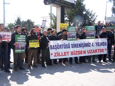 <p><font face="arial,helvetica,sans-serif" size="2">Sakarya Baş&ouml;rt&uuml;s&uuml; Platformu olarak, &uuml;lkemizde yaşayan&nbsp; hi&ccedil;bir insanın, dini inancından, kimliğinden, ırkından, mezhebinden, meşrebinden dolayı ikinci sınıf muamelesi g&ouml;rmemesi gerektiğini bir kez daha belirtiyor ve yarın yapılacak se&ccedil;imlerde, b&uuml;t&uuml;n Sakarya Halkını, YSK'nın bu hukuksuz kararına karşı direnmeye ve baş&ouml;rt&uuml;l&uuml; se&ccedil;im g&ouml;revlilerine sahip &ccedil;ıkmaya davet ediyoruz.</font></p><p><font face="arial,helvetica,sans-serif" size="2">YSK&nbsp;bu kararı ile negatif ayrımcılık yapmıştır. Bu kararla toplum&nbsp;vicdanı yaralanmıştır. Ancak, bu&nbsp; yanlışın d&uuml;zeltilmesi i&ccedil;in&nbsp;bug&uuml;ne kadar harekete ge&ccedil;meyen ve doğru d&uuml;r&uuml;st bir tepki dahi vermeyen siyasi partileri buradan kınıyoruz. Bu konuda sadece Mazlum Der Genel Merkezi tarafından, genelgenin iptali ve y&uuml;r&uuml;tmesinin durdurulması i&ccedil;in&nbsp;dava a&ccedil;ıldığını, ancak istediği zaman bir g&uuml;nde karar &ccedil;ıkartan Danıştaydan,&nbsp;&nbsp;se&ccedil;imler gelmesine rağmen bu g&uuml;ne kadar herhangi bir kararın &ccedil;ıkmadığını belirtmek istiyoruz.</font></p>