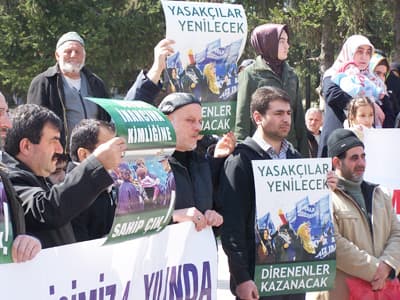 <p><font face="arial,helvetica,sans-serif" size="2">Yine Mazlumder Genel Merkezi ve bazı şubeleri tarafından, İsrailin Gazzede ger&ccedil;ekleştirdiği katliamlarla ilgili olarak&nbsp;&nbsp;yapmış olduğu, Soykırım ve insanlığa karşı işlen su&ccedil;larla ilgili şikayetin de, aradan 53 g&uuml;n ge&ccedil;mesine rağmen, Adalet Bakanın &ouml;n&uuml;nde bekletildiğini, davanın a&ccedil;ılması i&ccedil;in gerekli iznin bug&uuml;ne kadar Adalet Bakanı tarafından verilmediğini, konunun s&uuml;r&uuml;ncemede bırakılarak&nbsp;s&uuml;nd&uuml;r&uuml;lmek istendiğini, ancak bizlerin bu davanın da takip&ccedil;isi olacağımızı belirterek bu haftaki basın a&ccedil;ıklamamamızı sonlandırıyoruz</font></p>