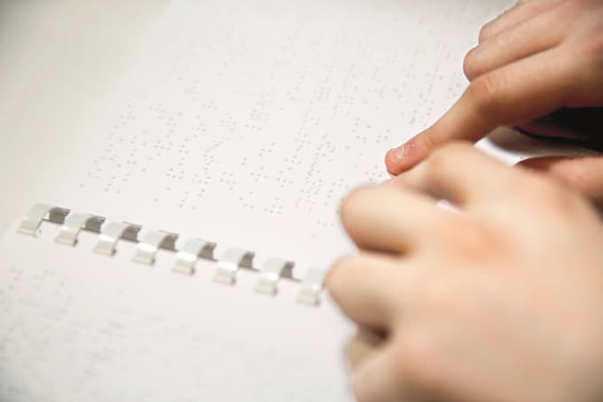Sakaryalı Huzeyfe ders kitabını Braille alfabesine çevirdi