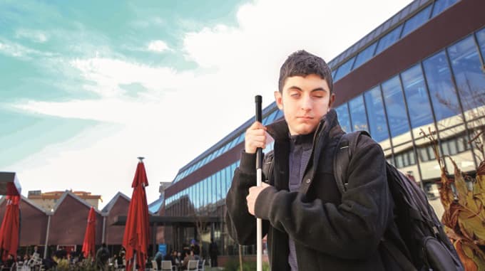 Sakaryalı Huzeyfe ders kitabını Braille alfabesine çevirdi