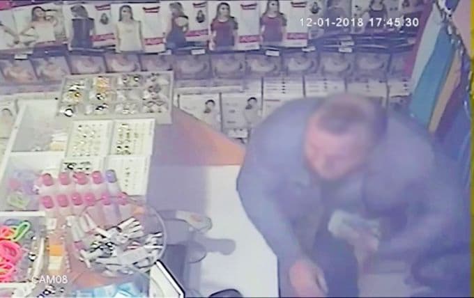 Kadın giyim mağazasında yaşanan hırsızlık olayı kameralarda