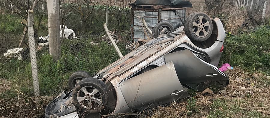 Kaza yapan otomobil ters döndü