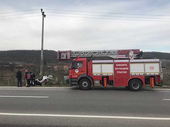 Kaza yapan otomobil ters döndü