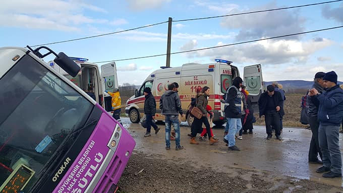 Yolcu otobüsü su kanalına devrildi