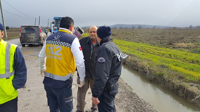 Yolcu otobüsü su kanalına devrildi