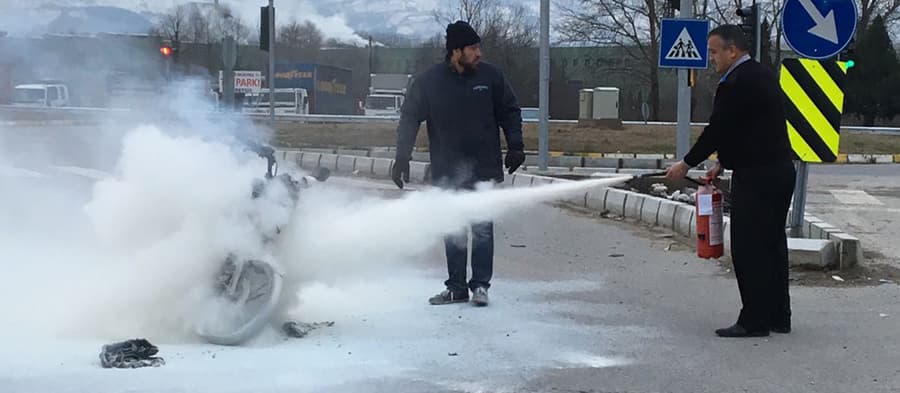 Motosiklet alev aldı