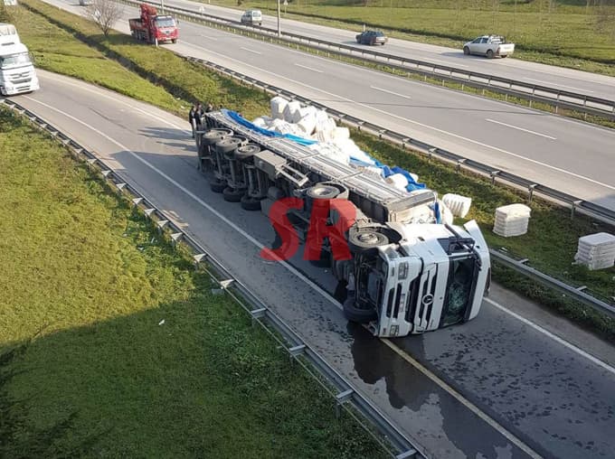 Hendek'te pamuk yüklü TIR devrildi