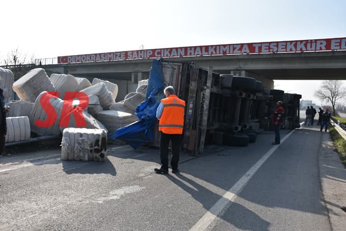 Hendek'te pamuk yüklü TIR devrildi