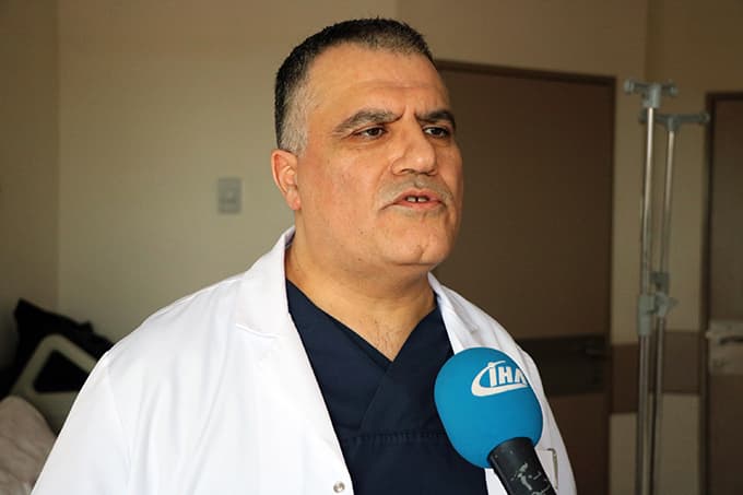<font face="arial,helvetica,sans-serif" size="2"><br /><strong>&quot;Organ nakli bekleyen hastaların &ccedil;oğu beklerken &ouml;l&uuml;yor&quot;</strong></font><p><font face="arial,helvetica,sans-serif" size="2">T&uuml;rkiye&rsquo;de  organ nakli bekleyen hasta sayısıyla birlikte yapılan nakil sayılarının  da artığını ancak yeterli olmadığını dile getiren Dr. Metin Ercan,  &ldquo;T&uuml;rkiye'de bekleme sırası ile yapılan organ nakli arasında bir  korelasyon bozukluğu var. Yani bekleyen hasta sayısı artıyor, yaptığımız  nakil sayısı da artıyor ama yetişemiyoruz. &Ouml;rneğin 20 bin civarında  b&ouml;brek hastasının beklediğini biliyoruz. Senede 2 bin tane organ nakli  yapıyoruz. Bu işin acı tarafı şu; bir &ccedil;ok kişi bu bekleme sırasında  kaybedilebiliyor. Organ i&ccedil;in iki tane kaynak var; birisi kadavra yani  beyin &ouml;l&uuml;m&uuml; ger&ccedil;ekleşmiş kişiler diğeri de canlı. Canlı her zaman uyumlu  olmayabiliyor, mesela yakını organ bağışında bulunmak istiyor ama  anatomik &ouml;zelliklerden dolayı veya başka problemlerden dolayı kişinin  karaciğeri alıcının karaciğerine uymayabiliyor. Yani her zaman canlı  verici de işe yaramayabiliyor. Bir kısım hastalarımız i&ccedil;inde kadavradan  nakil edilemediği i&ccedil;in bekleme sırasında maalesef kaybediyoruz. Bizim  kadavra sayımızı artırmamız, bağış&ccedil;ı sayımızı artırmamız gerekiyor&quot;  ifadelerini kullandı.<br /><strong><br />&quot;10 kat daha fazla bağış&ccedil;ıya ihtiya&ccedil; var&quot;</strong></font></p><p><font face="arial,helvetica,sans-serif" size="2">T&uuml;rkiye'de  yaklaşık 10 kat daha fazla organ bağış&ccedil;ısına ihtiya&ccedil; olduğunu belirten  Ercan, bağışları artırmak i&ccedil;in empati kurulmasını ve yanlış inanışların  kırılması gerektiğini s&ouml;yledi. Ercan, &quot;T&uuml;rkiye'de milyon başına 4-5 tane  kadavra &ccedil;ıkıyor yılda. Halbuki bunun 20-30 olması lazım. Batılı &uuml;lkeler  &ouml;zellikle İspanya'da milyon n&uuml;fus başına senede 40 kadavra &ccedil;ıkıyor. Bu  sebeple orada kadavradan nakiller daha fazla. O y&uuml;zden bizim bu kadavra  bağışını artırmamız gerekiyor. Yani g&uuml;n&uuml;m&uuml;z şartlarında yaklaşık 10 kat  daha fazla bağış&ccedil;ıya ihtiya&ccedil; var. Bağışı artırmamız i&ccedil;in de empati  kurmamız lazım, kişi bu empatiyi kurduğu zaman organ bağışının hayata  tutunmak i&ccedil;in ne kadar &ouml;nemli bir şey olduğunu, kavrayacaktır. Bazı  yanlış inanışlar var toplum i&ccedil;erisinde organ bağışı konusunda, bunları  kırmamız gerekiyor. Biz eğitim toplantılarımızda s&ouml;yl&uuml;yoruz, mesela  organ nakli, organ alımı sırasında v&uuml;cut b&uuml;t&uuml;nl&uuml;ğ&uuml;n&uuml;n bozulduğuna dair  bir takım kuşkular oluyor. Biz şunu a&ccedil;ık olarak s&ouml;yl&uuml;yoruz; hastaya,  kişiye herhangi bir zarar vermiyoruz, kadavradan organı aldığımız zaman.  Aynı nasıl bir ameliyatı titizlikle yapıyorsak, onların ameliyatlarını  da titizlikle yapıyoruz. V&uuml;cut b&uuml;t&uuml;nl&uuml;klerinde bir bozulma meydana  gelmiyor&quot; dedi.</font></p>