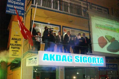 <font size="2"><font face="Arial"><strong>&Uuml;&ccedil;&uuml;nc&uuml; Kez Se&ccedil;ildi<br /></strong><br />Sandıklardan &ccedil;ıkan sonu&ccedil;ları parti binasında takip eden Başkan İnci, alınan zaferi partilerle kutladı. Parti &ouml;n&uuml;ne toplanan binlerce kişi sonu&ccedil;ların a&ccedil;ıklanmaya başlamasıyla sevin&ccedil; g&ouml;sterilerinde bulundu. Sonu&ccedil;ların kesinleşmesinin ardından parti binası &ouml;n&uuml;nde toplanan binlerce partilinin sevin&ccedil; tezah&uuml;ratları arasında parti balkonuna &ccedil;ıkan Hendek Belediye Başkanı Ali İnci, &uuml;&ccedil;&uuml;nc&uuml; kez se&ccedil;ilmesinin mutluluğunu partililerle paylaştı.</font></font>