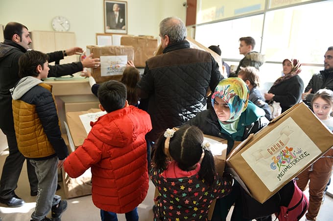 Minik ellerden hazırlanan hediyeler Afrin'e doğru yola çıktı