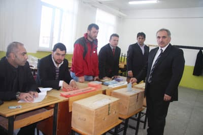 <font size="2"><font face="Arial"><strong><font color="#000000">Hendek, Hizmete Tekrar &quot;evet&quot; Dedi</font></strong><br /><br /></font></font><font size="2"><font face="Arial"><font color="#333399">&quot;Hizmetlerimize kaldığımız yerden devam edeceğiz. Projelerimizi tek tek hayata ge&ccedil;ireceğiz. Hendek, ilerlemeye, gelişmeye ve hizmete tekrar<strong> &quot;evet&quot;</strong> dedi. Biz de halkımızın bize verdiği destek ve yetkiyle il&ccedil;emizi modern şehir olma yolundaki talebini ger&ccedil;ekleştirmek i&ccedil;in gece g&uuml;nd&uuml;z &ccedil;alışacağız.&quot;<br /><br /></font>AK Partililer, meşaleler yakarak parti binası &ouml;n&uuml;n&uuml; bayram yerine &ccedil;evirdi. Hendek'teki se&ccedil;im sonucu havai fişek g&ouml;sterisiyle kutlandı.</font></font>