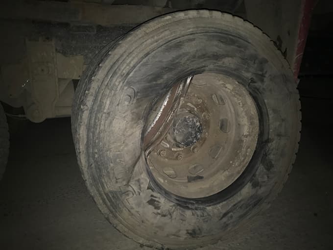 Alkollü sürücü önce kamyona sonra bariyerlere çarptı