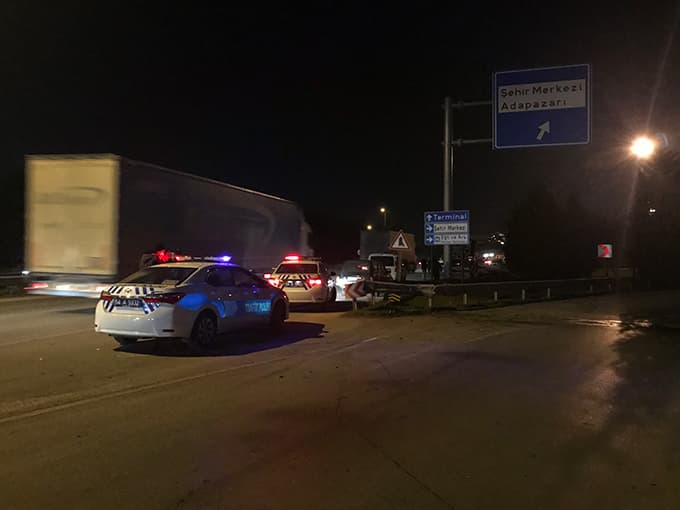 Alkollü sürücü önce kamyona sonra bariyerlere çarptı