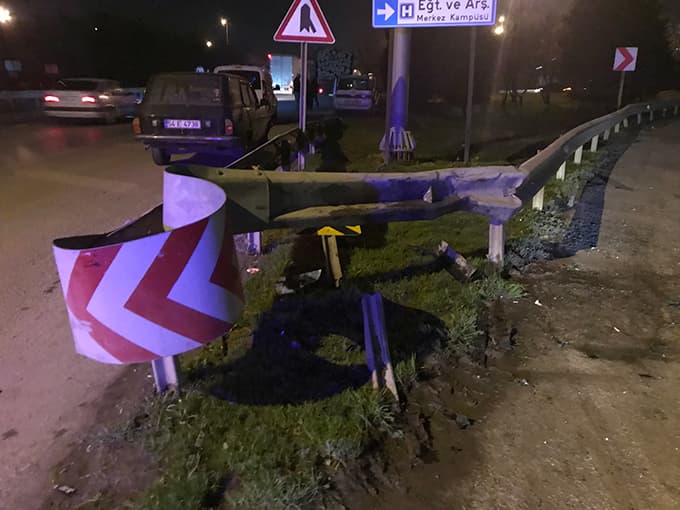 Alkollü sürücü önce kamyona sonra bariyerlere çarptı