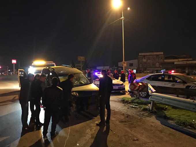Alkollü sürücü önce kamyona sonra bariyerlere çarptı