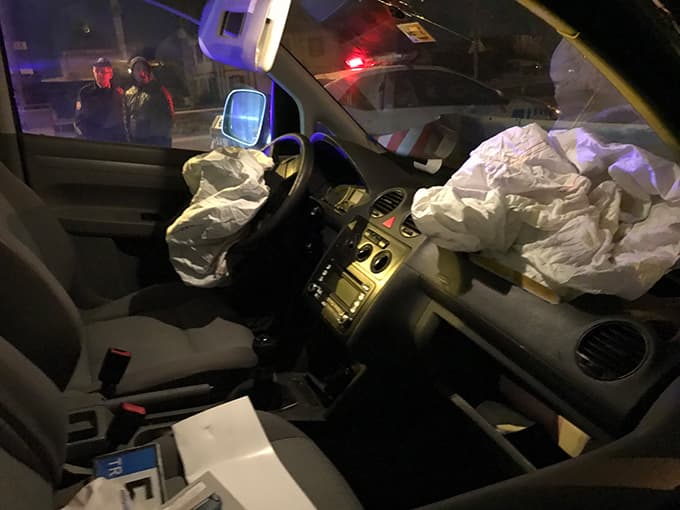 Alkollü sürücü önce kamyona sonra bariyerlere çarptı