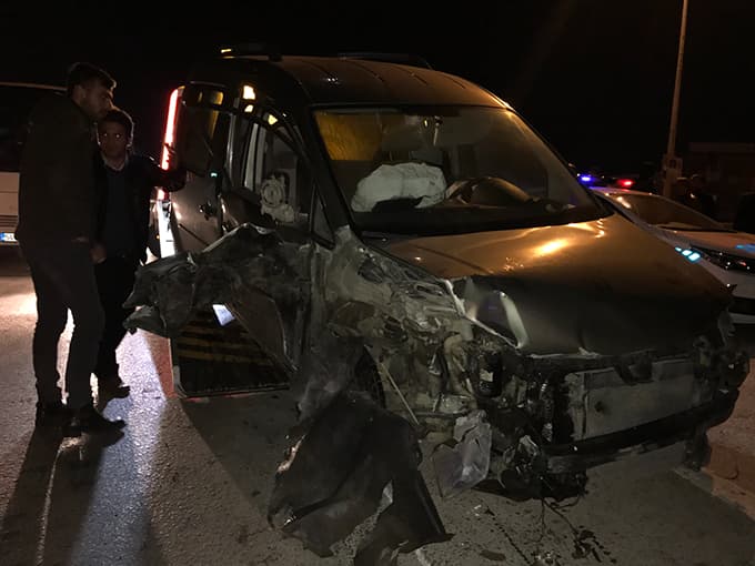 Alkollü sürücü önce kamyona sonra bariyerlere çarptı