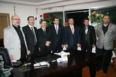 <p><font face="arial,helvetica,sans-serif" size="2" color="#333399">Topyek&uuml;n bir kalkınmayla Sakarya&rsquo;yı daha ileriye ulaştıracağız.</font></p><p><font face="arial,helvetica,sans-serif" size="2">AK kadrolar olarak bug&uuml;nden itibaren canla başla, sizlerin desteğine layık olmak i&ccedil;in &ccedil;alışacağız.</font></p><p><font face="arial,helvetica,sans-serif" size="2"><strong>Şunu da net bir şekilde s&ouml;ylemek istiyorum.</strong> Sizlerin huzuru, mutluluğu i&ccedil;in biz burada varız. Biz halkımız i&ccedil;in siyaset yapıyoruz. İnsanımızın y&uuml;z&uuml;nde oluşturduğumuz bir tebess&uuml;m bizim i&ccedil;in &ccedil;ok anlam ifade ediyor.<br /><br />Bu tebess&uuml;m, bu mutluluk, bu g&uuml;ven AK Parti&rsquo;nin enerji kaynağıdır. Başarılı bir se&ccedil;im kampanyası s&uuml;reci ge&ccedil;irdik, halkımızın coşkulu desteğini her yerde g&ouml;rd&uuml;k.</font></p><p><font face="arial,helvetica,sans-serif" size="2">Bu desteğin sandıktan da &ccedil;ıkmış olması bizi onurlandırdı. Artık hizmet vaktidir, artık kalkınma ve gelişme vaktidir. T&uuml;m Sakarya&rsquo;ya AK Parti&rsquo;ye olan g&uuml;venleri i&ccedil;in teşekk&uuml;r ediyor, saygılar sunuyorum. </font></p>