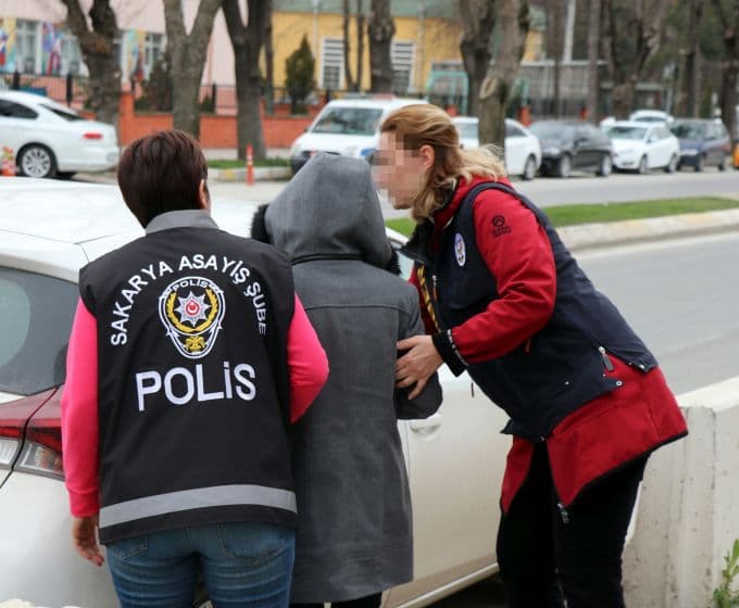 Olmayan arabaları satıp, kapora almışlar