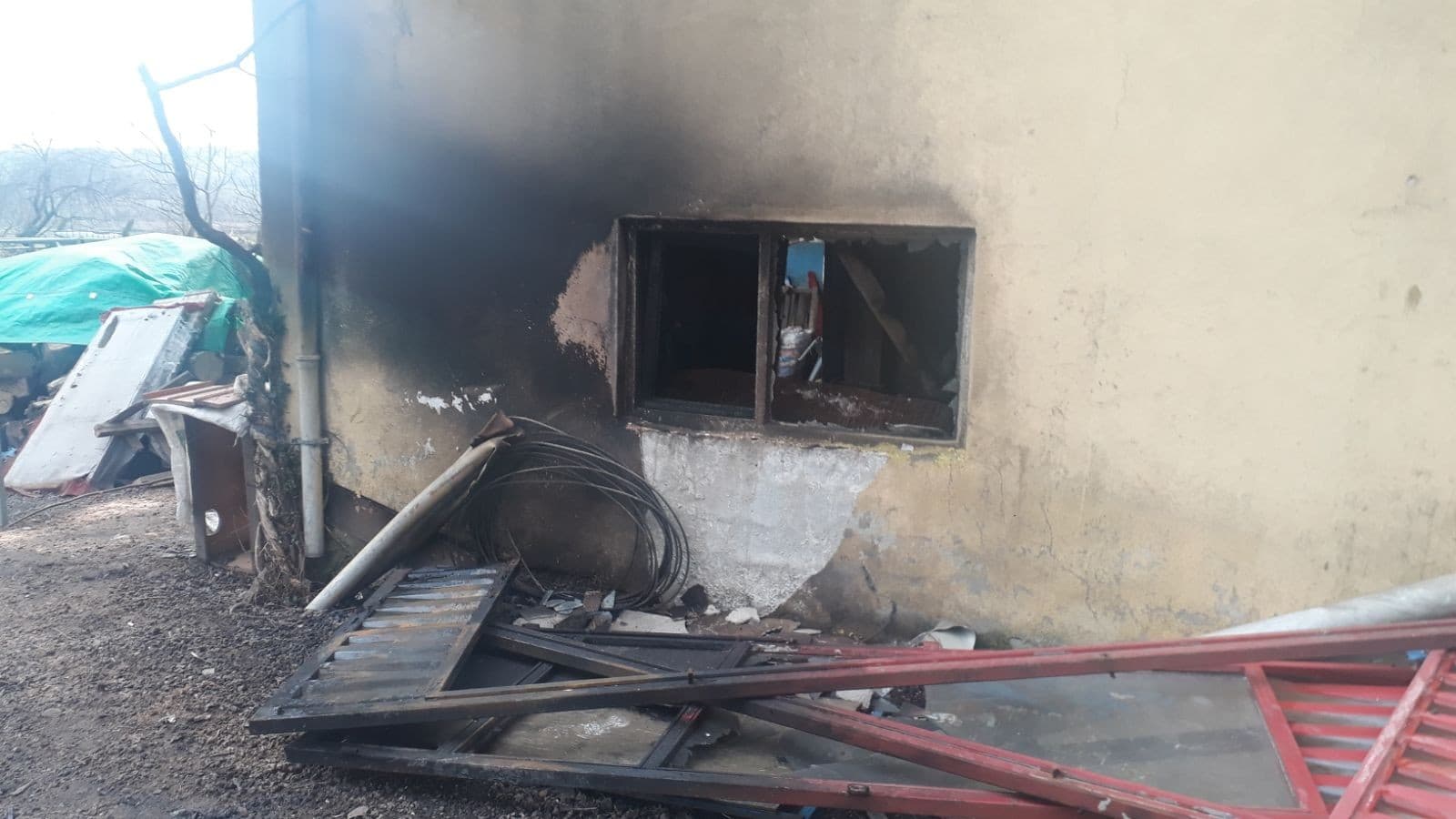 Yangında mahsur kalanları itfaiye ekipleri kurtardı