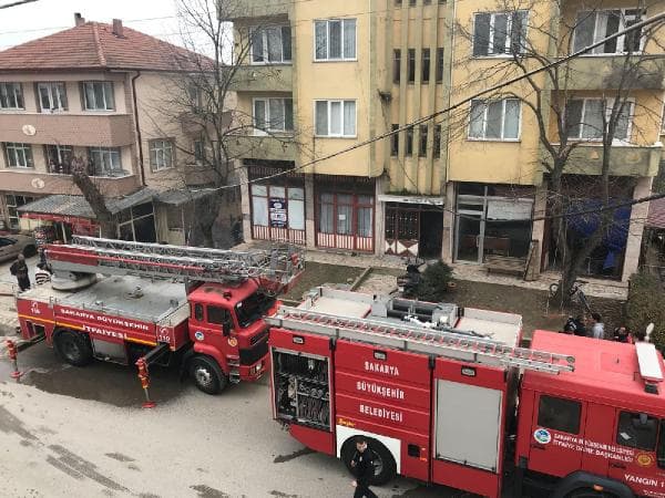 Yangında mahsur kalanları itfaiye ekipleri kurtardı