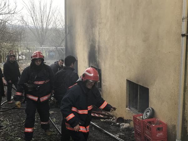 Yangında mahsur kalanları itfaiye ekipleri kurtardı
