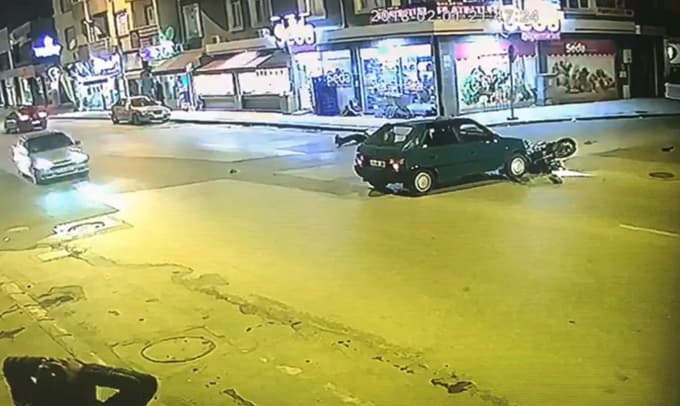 Serdivan'da motosikletle otomobil çarpıştı