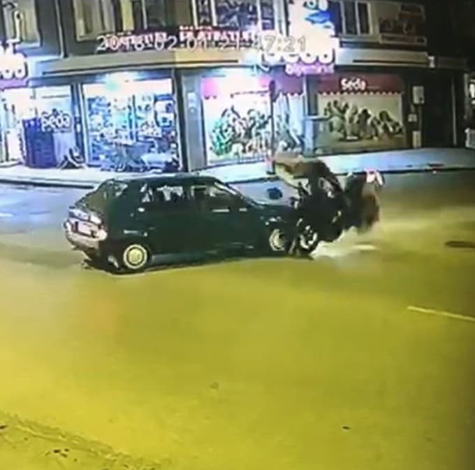 Serdivan'da motosikletle otomobil çarpıştı
