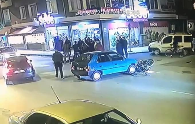 Serdivan'da motosikletle otomobil çarpıştı