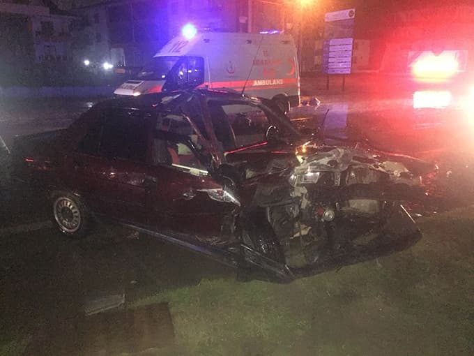 Karasu'da otomobiller kafa kafaya çarpıştı