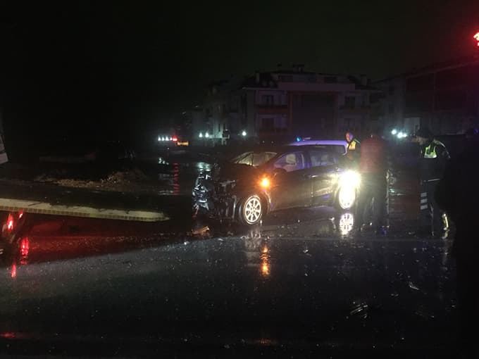 Karasu'da otomobiller kafa kafaya çarpıştı