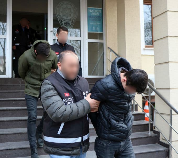 Çaldıkları sigaraları, başka bir büfeciye satmışlar