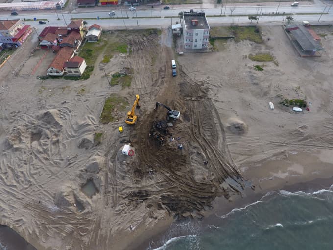 Karasu'da karaya vuran gemi denizden tamamen çıkartıldı