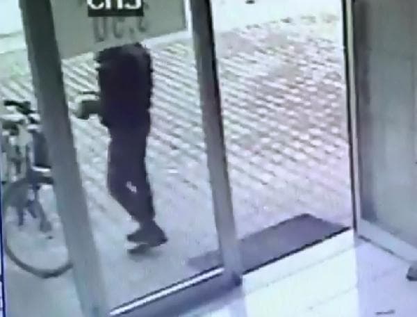 Sadaka kutusunu çaldı, kameradan yakalandı