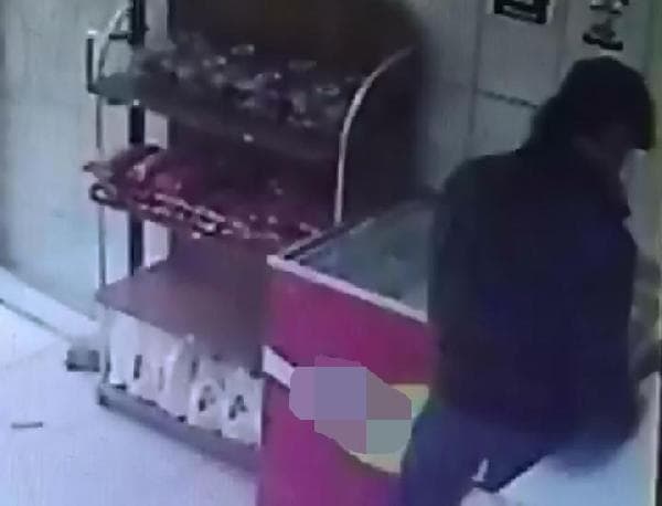 Sadaka kutusunu çaldı, kameradan yakalandı