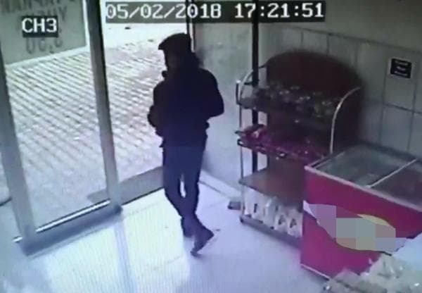 Sadaka kutusunu çaldı, kameradan yakalandı