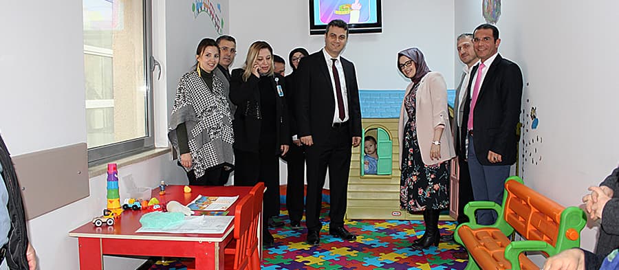 Çocuklar güle oynaya ameliyata giriyor