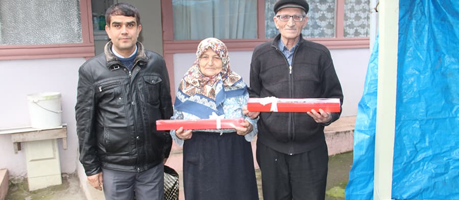Muhtardan yaşlı çiftlere "Sevgililer Günü" karanfili