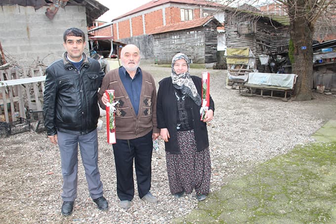 Muhtardan yaşlı çiftlere "Sevgililer Günü" karanfili