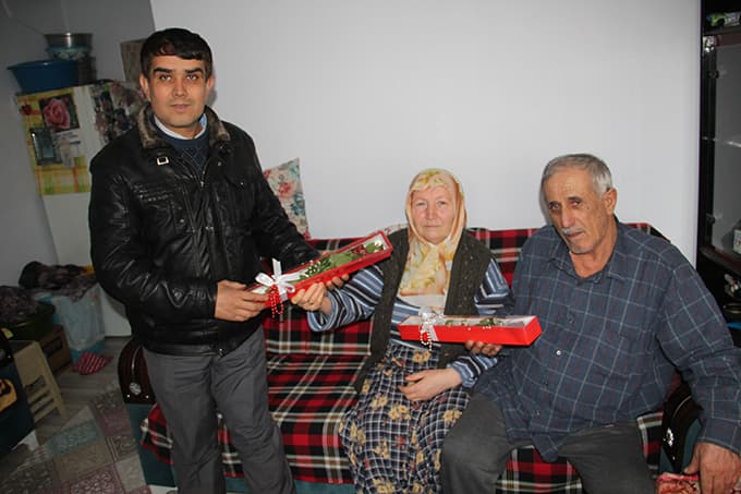 Muhtardan yaşlı çiftlere "Sevgililer Günü" karanfili