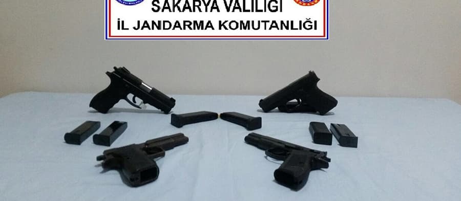 Otomobilden yabancı markalı silahlar çıktı
