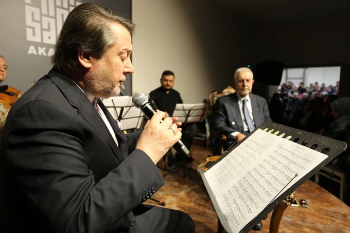 Ahmet Özhan, Sakarya'da kulakların pasını sildi