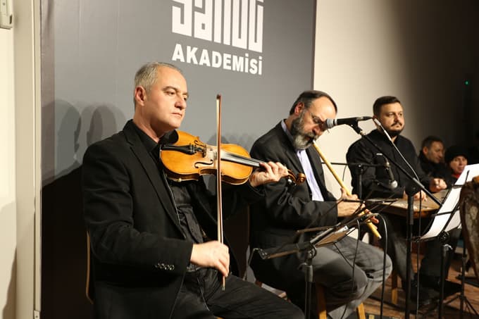 Ahmet Özhan, Sakarya'da kulakların pasını sildi