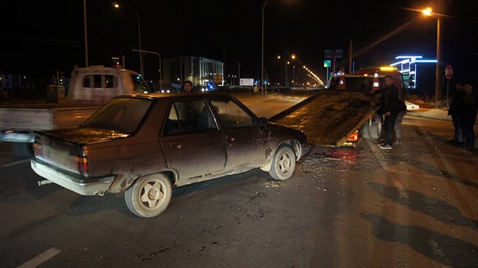 Hastaneye yetişmeye çalışırken kaza yaptı