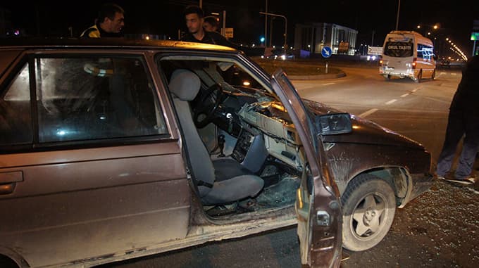 Hastaneye yetişmeye çalışırken kaza yaptı