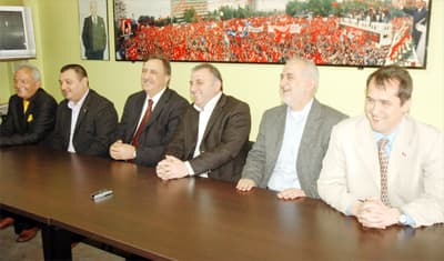 <font size="2"><font face="Arial"><strong>Siyasete MHP'de Devam Edeceğim</strong><br /><br />MHP Sakarya B&uuml;y&uuml;kşehir Belediye Başkan adayı Enver To&ccedil;oğlu da, konuşmasında siyaseti MHP &ccedil;atısı altında s&uuml;rd&uuml;receğini belirterek elde edilen başarının kişisel bir başarı olmadığını s&ouml;yledi. Kendisine oy veren vermeyen herkese teşekk&uuml;r eden To&ccedil;oğlu, şunları s&ouml;yledi: </font></font><font size="2"><font face="Arial"><font color="#333399">&quot;Onların g&ouml;sterdiği g&uuml;vene itimada bundan sonra da layık olmaya &ccedil;alışacağım. Hep birlikte b&uuml;y&uuml;k bir m&uuml;cadele verdik. Bu başarı kişisel bir başarı değil. Bu teşkilatımızla birlikte elde ettiğimiz başarıdır. Teşkilatımız aynı kararlılıkla yoluna<br />devam edecek.&quot;</font> <br /><br /><strong>Cenazem MHP'den &Ccedil;ıkacak</strong><br /><br />To&ccedil;oğlu, bir gazetecinin<font color="#333399"> &quot;MHP'den ayrılmayı d&uuml;ş&uuml;n&uuml;yor musunuz&quot;</font> sorusuna ş&ouml;yle karşılık verdi: <font color="#333399">&quot;Ben DYP'den aday oldum. Beni GİK &uuml;yesi yaptılar. &Uuml;ye bile değildim. Bu d&ouml;nem MHP'den aday oldum. Bundan sonra da başka bir partiye ge&ccedil;meyi d&uuml;ş&uuml;nm&uuml;yorum. Siyasete MHP'de devam edeceğim. Benim cenazem MHP'den &ccedil;ıkacak. Cenazemi MHP'li gen&ccedil;ler taşıyacaklar.&quot;</font> <br /><br />Adapazarı Belediye Başkan adayı Y&uuml;ksel Ayanoğlu da se&ccedil;imleri değerlendirirken, <font color="#333399">&quot;Se&ccedil;ilenler bir takım s&ouml;zler verdi. Bundan sonra verilen s&ouml;zlerin takip&ccedil;isi olacağız. Bize oy veren vermeyen herkese teşekk&uuml;r ediyorum&quot; </font>dedi. </font></font>
