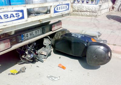 Motosiklet Kamyona Çarptı: 1 Yaralı