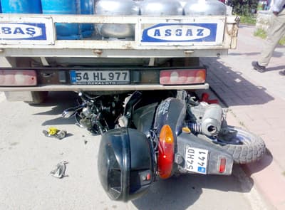 Motosiklet Kamyona Çarptı: 1 Yaralı